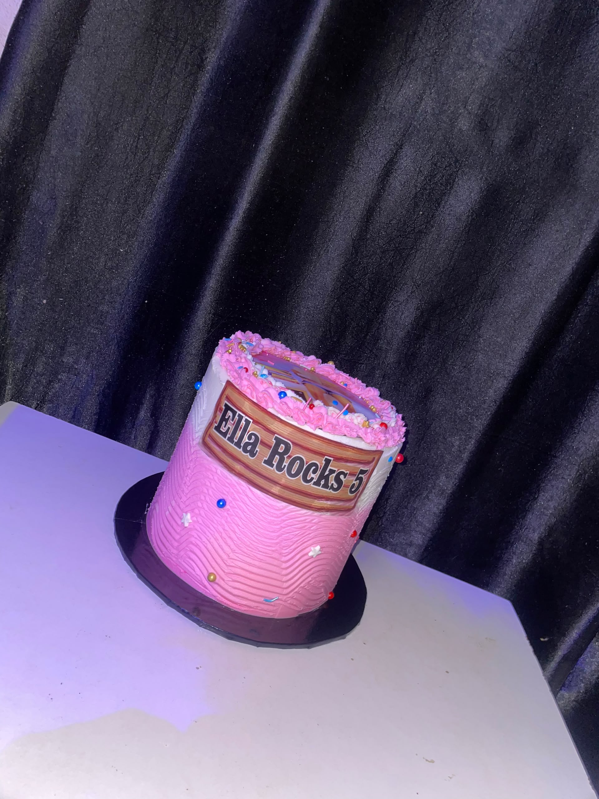 Size 7' 3 layers cake covered with buttercream