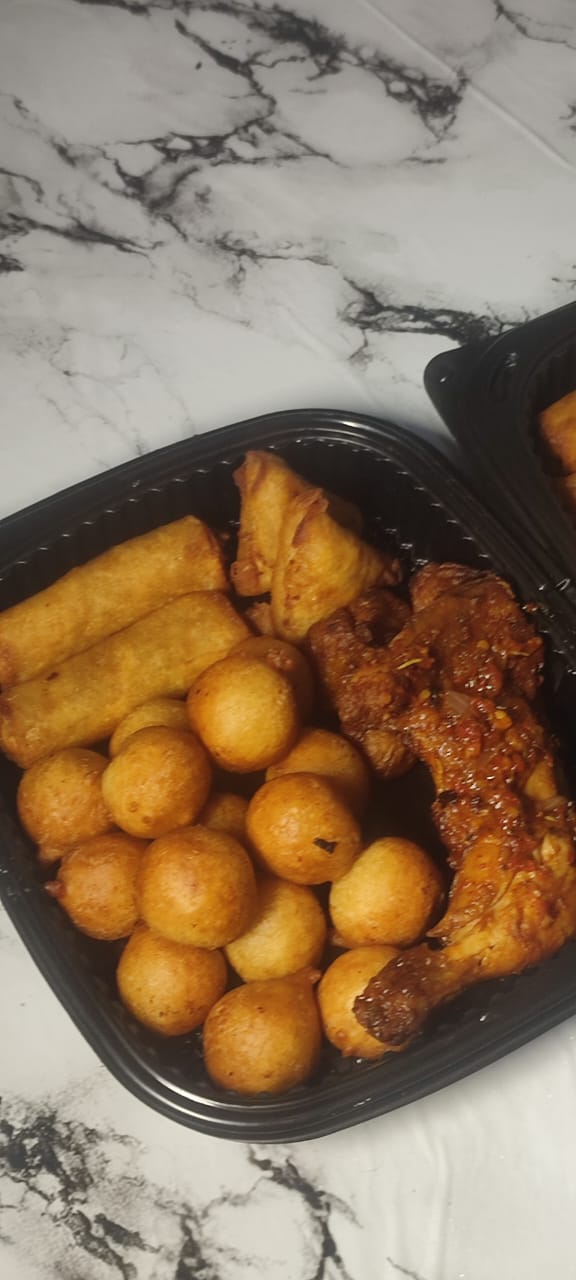 Smallchops pack 20 puffpuff 5 Mosa 2 Springrolls 2 Samosa 1 Chicken lap