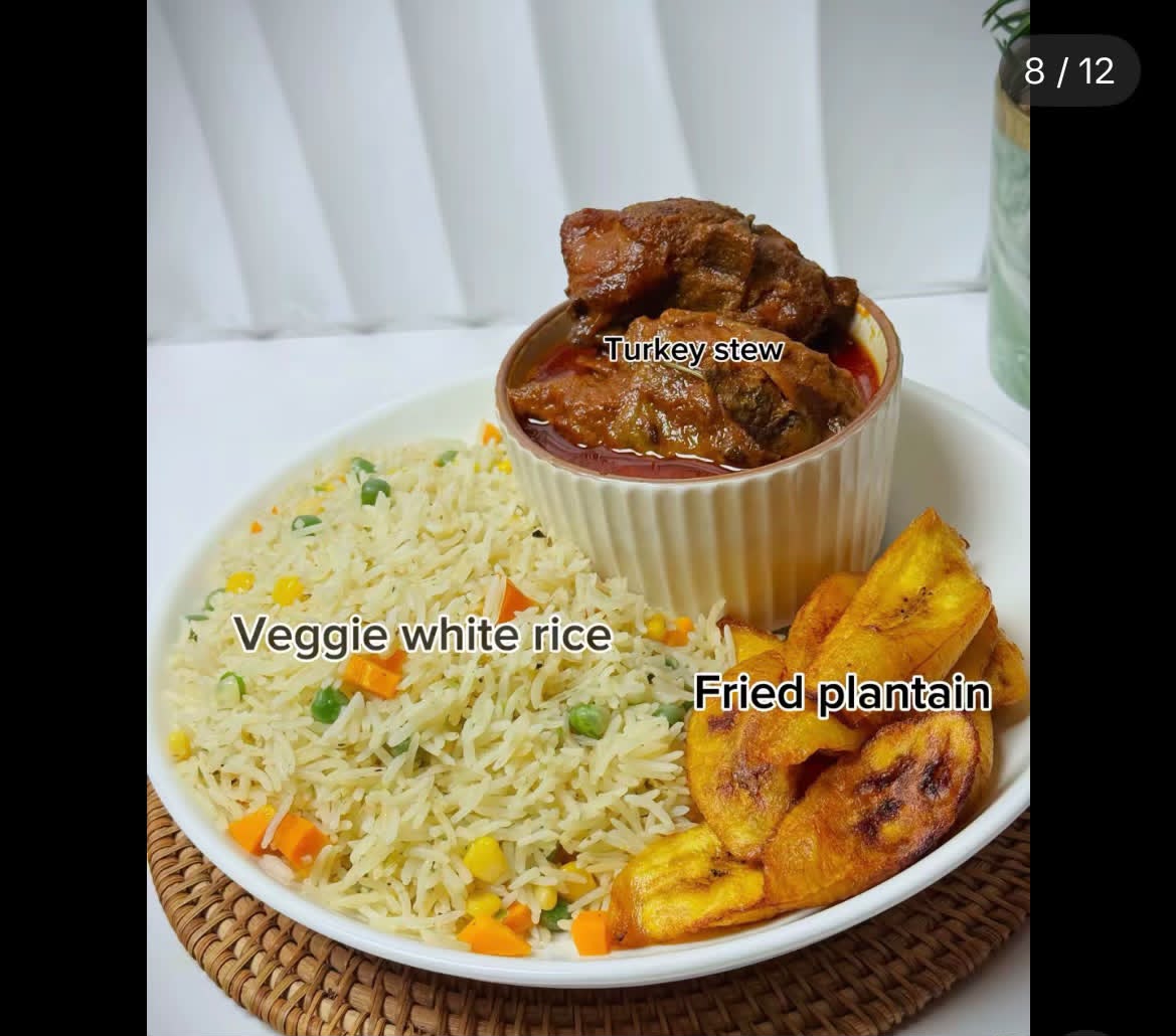 Veggies white rice, fried plantain and turkey stew per potion